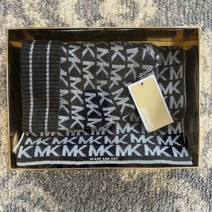 Michael Kor’s scarf and beanie gift box